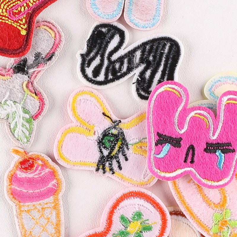 26 ピース/バルクセットレターパッチ動物の花かわいいロット - Streetwear Brand Stickers のレビューと価格